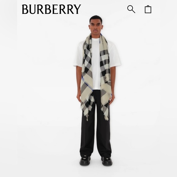 Burberry scarf - Picture 1 of 9